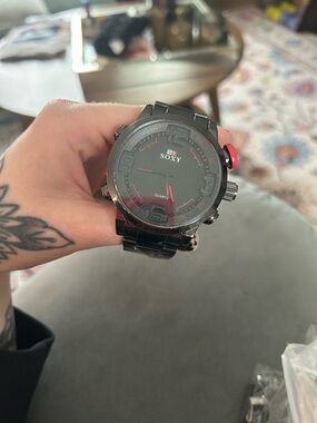 Men's Black and Red Metal Bracelet Quartz Watch